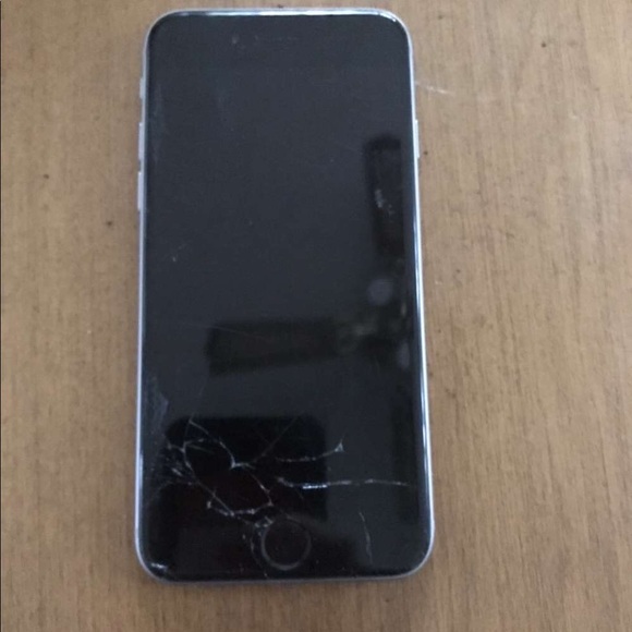 Selling a iPhone 6s used and UNLOCKED (light grey) - Picture 2 of 2